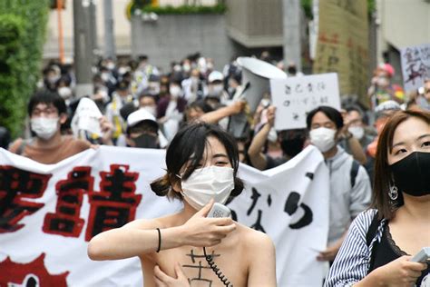 全裸 デモ|トップレス禁止に抗議！上半身裸の女性たちがデモ アルゼンチ。